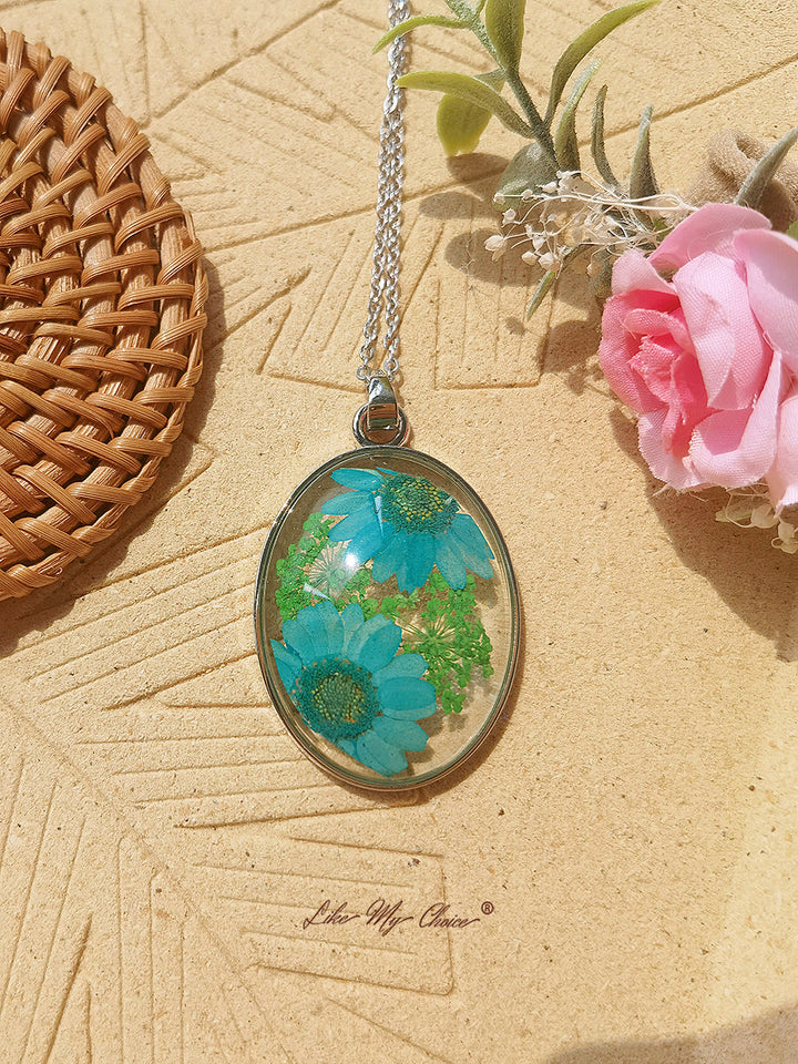 Resin Pendant Necklace With Queen Anne Lace Daisy Dried Flowers